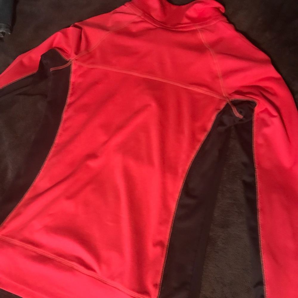 Long sleeve sweater/shirt.